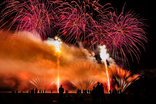 Feux d'artifice colorés sur le ciel nocturne — Photo