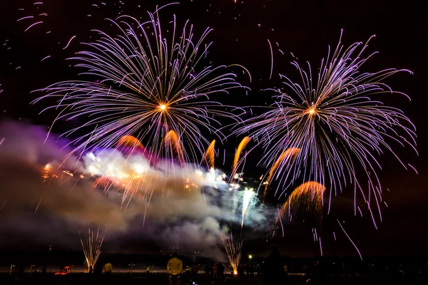 Feux d'artifice colorés sur le ciel nocturne — Photo