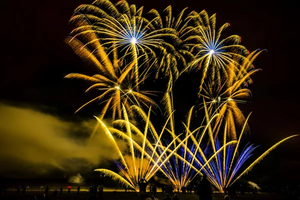 Feux d'artifice colorés sur le ciel nocturne — Photo