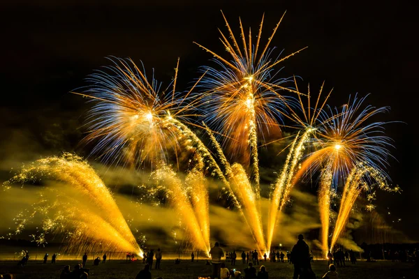 Feux d'artifice colorés sur le ciel nocturne — Photo