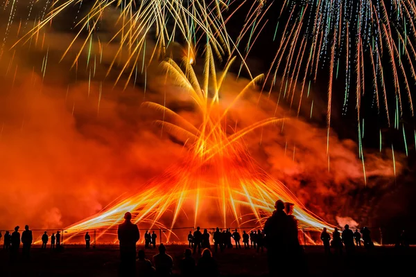 Fuochi d'artificio colorati nel cielo notturno Foto Stock