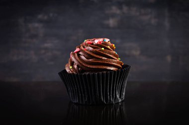 Koyu arka planda izole edilmiş lezzetli renkli kekler. Lezzetli kek.