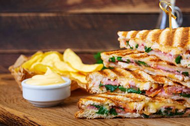 Jambonlu sandviç, peynirli, domatesli, salatalı ve cipsli.