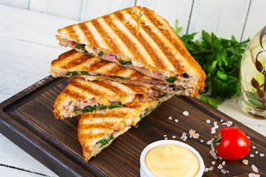 Jambonlu sandviç, peynirli, domatesli, salatalı ve cipsli.