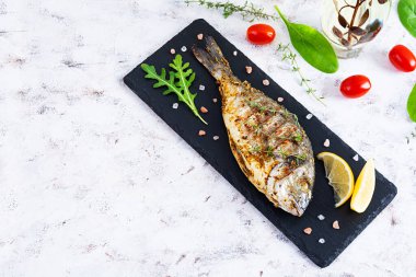 Beyaz arka planda ızgara dorado balığı. Baharatlı ve otlu kavrulmuş deniz ürünleri.