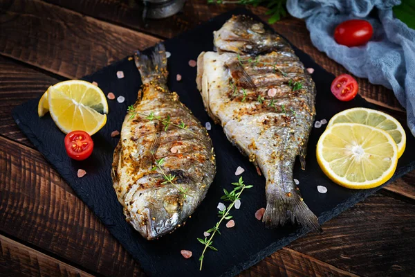 Peixe Dorado Grelhado Sobre Fundo Madeira Marisco Assado Com Especiarias — Fotografia de Stock