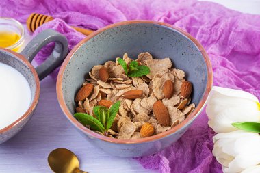 Kahvaltıda sütle yazılan tanecikler. Sevgililer gününde lale ve kalple hafif bir kahvaltı.