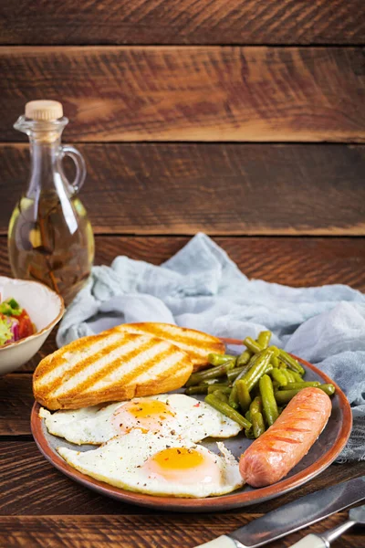 Desayuno Con Huevos Salchichas Parrilla Judías Verdes Tostadas Sobre Fondo —  Fotos de Stock
