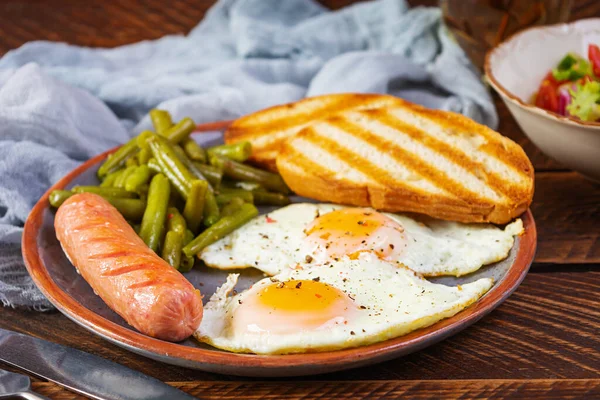 Petit Déjeuner Avec Œufs Saucisse Grillée Haricots Verts Pain Grillé — Photo