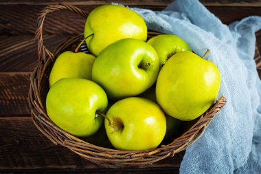 Ahşap bir arka planda olgun yeşil elmalar. Lezzetli elmalar