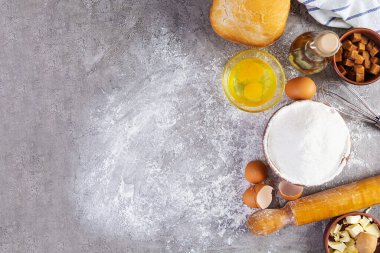 Hamur yapmak için un ve malzeme. Pizza, ekmek ve fırın malzemeleri.