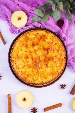 Pembe arka planda nefis ev yapımı elmalı turta. Elmalı turta, elmalı ve tarçınlı. Üst görünüm