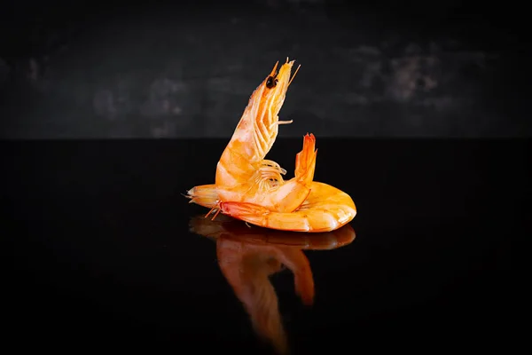 Deliciosos Camarones Cocidos Aislados Sobre Fondo Oscuro Camarones Cocidos — Foto de Stock