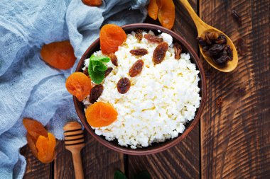 Kuru üzümlü, kayısı, badem, kaju ve naneli sağlıklı kahvaltı süzme peyniri. Üst görünüm