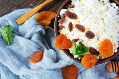 Kuru üzümlü, kuru kayısı, badem, kaju ve naneli sağlıklı kahvaltı süzme peynir.