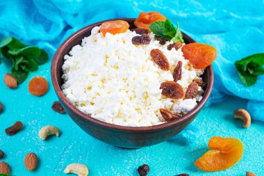 Kuru üzümlü, kuru kayısı, badem, kaju ve naneli sağlıklı kahvaltı süzme peynir.