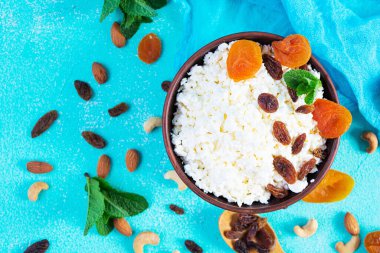 Kuru üzümlü, kayısı, badem, kaju ve naneli sağlıklı kahvaltı süzme peyniri. Üst görünüm