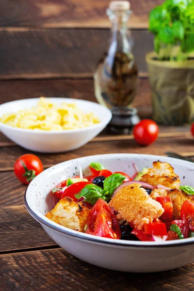 Salada Tradicional Italiana Panzanella Toscana Com Tomate Pão Azeitonas Conserva — Fotografia de Stock