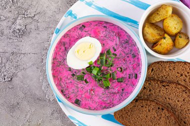 Ahşap arka planda soğuk borş çorbası. Soğuk pancar çorbası. Üst görünüm