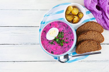 Beyaz ahşap arka planda soğuk borş çorbası. Soğuk pancar çorbası. Üst görünüm