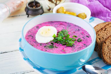 Beyaz ahşap arka planda soğuk borş çorbası. Soğuk pancar çorbası.