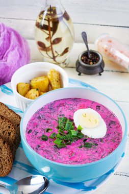 Beyaz ahşap arka planda soğuk borş çorbası. Soğuk pancar çorbası.