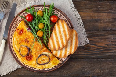 Domates, soğan, peynir ve otlu omlet. Lezzetli kahvaltı omleti. Üst görünüm