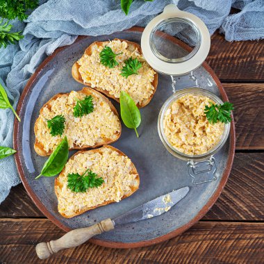 Ev yapımı tavuk rillet ile lezzetli tostlar. Tahta arka planda tavuk ezmeli sandviç. Üst görünüm