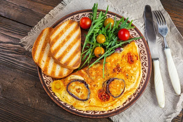 Domates Soğan Peynir Otlu Omlet Lezzetli Kahvaltı Omleti Üst Görünüm — Stok fotoğraf