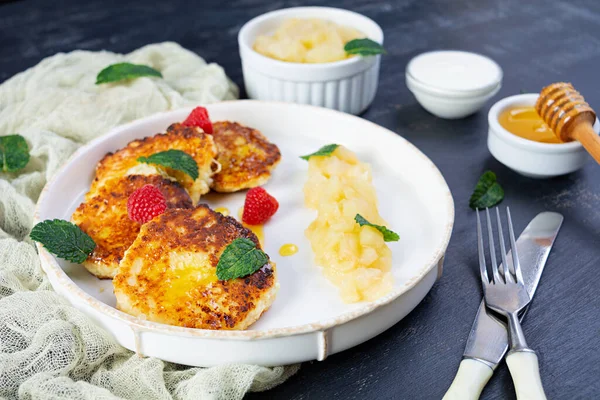 Pancake Keju Dadih Dengan Krim Asam Madu Dan Berry Syrniki — Stok Foto