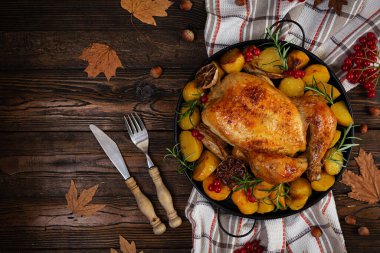 Kızarmış tavuk ve patates. Şükran Günü sonbahar dekorasyonu. Bütün tavuğu pişirdim..