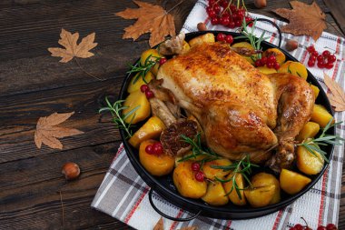 Kızarmış tavuk ve patates. Şükran Günü sonbahar dekorasyonu. Bütün tavuğu pişirdim..