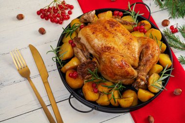 Bütün tavuğu pişirdim. Kızarmış tavuk ve patates. Kış dekorasyonu Noel tavuğu