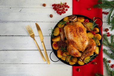 Bütün tavuğu pişirdim. Kızarmış tavuk ve patates. Kış dekorasyonu Noel tavuğu