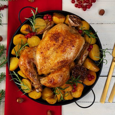 Bütün tavuğu pişirdim. Kızarmış tavuk ve patates. Kış dekorasyonu Noel tavuğu