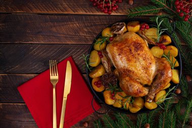 Bütün tavuğu pişirdim. Kızarmış tavuk ve patates. Kış dekorasyonu Noel tavuğu