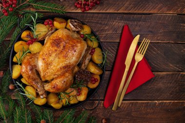 Bütün tavuğu pişirdim. Kızarmış tavuk ve patates. Kış dekorasyonu Noel tavuğu