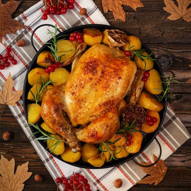 Kızarmış tavuk ve patates. Şükran Günü sonbahar dekorasyonu. Bütün tavuğu pişirdim..