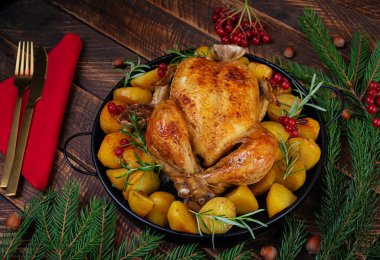Bütün tavuğu pişirdim. Kızarmış tavuk ve patates. Kış dekorasyonu Noel tavuğu