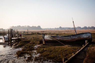 Eski Thornham limanındaki eski tekne, Norfolk, İngiltere, sabahın erken saatlerinde