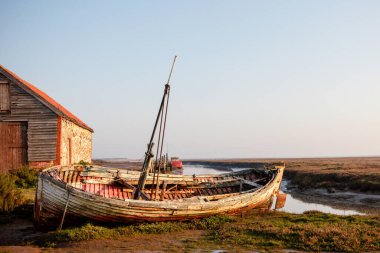 Thornham 'daki eski ahır ve tekne Norfolk, İngiltere