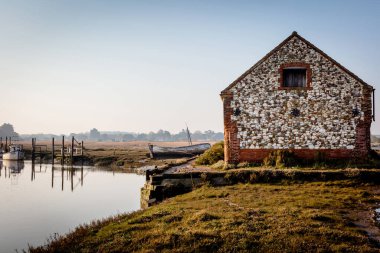 Birleşik Krallık, Norfolk, Thornham, Old Harbour, 2109, Nisan, 22: Thornham 'daki kömür ambarı sabahın erken saatlerinde.