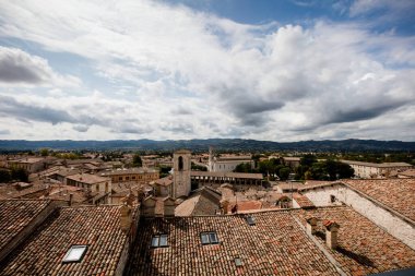 Gubbio, Umbria, İtalya 'nın çatıları boyunca dramatik gökyüzü manzaralı manzara