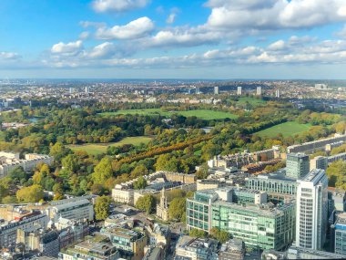 Londra 'nın hava manzarası Vekiller Parkı boyunca kuzeye bakıyor.