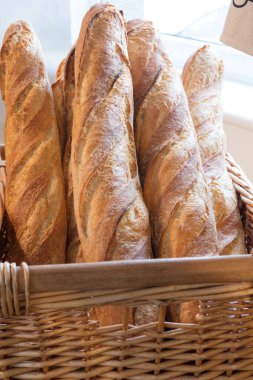 Fırında yeni pişmiş ekmek sepeti.
