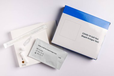 Coronavirus Covid-19 yanal akış test kiti beyaz zemin üzerinde hızlı antijen test kiti