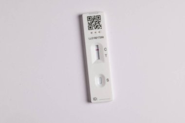 Beyaz zemin üzerinde Coronavirus Covid-19 yanal akış kendini test kiti negatif sonuç gösteriyor