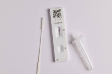 Beyaz zemin üzerinde Coronavirus Covid-19 yanal akış kendini test kiti negatif sonuç gösteriyor