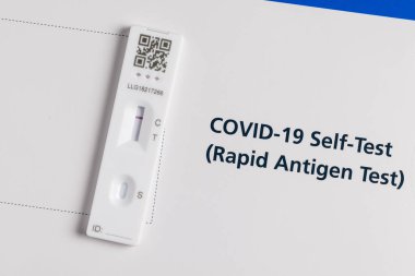 Beyaz zemin üzerinde Coronavirus Covid-19 yanal akış kendini test kiti negatif sonuç gösteriyor