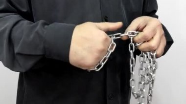 Beyaz arka planda zincirli bir el. Savaş ve Özgürlük kavramı. Şiddetli bir savaşa hazırlanıyor..